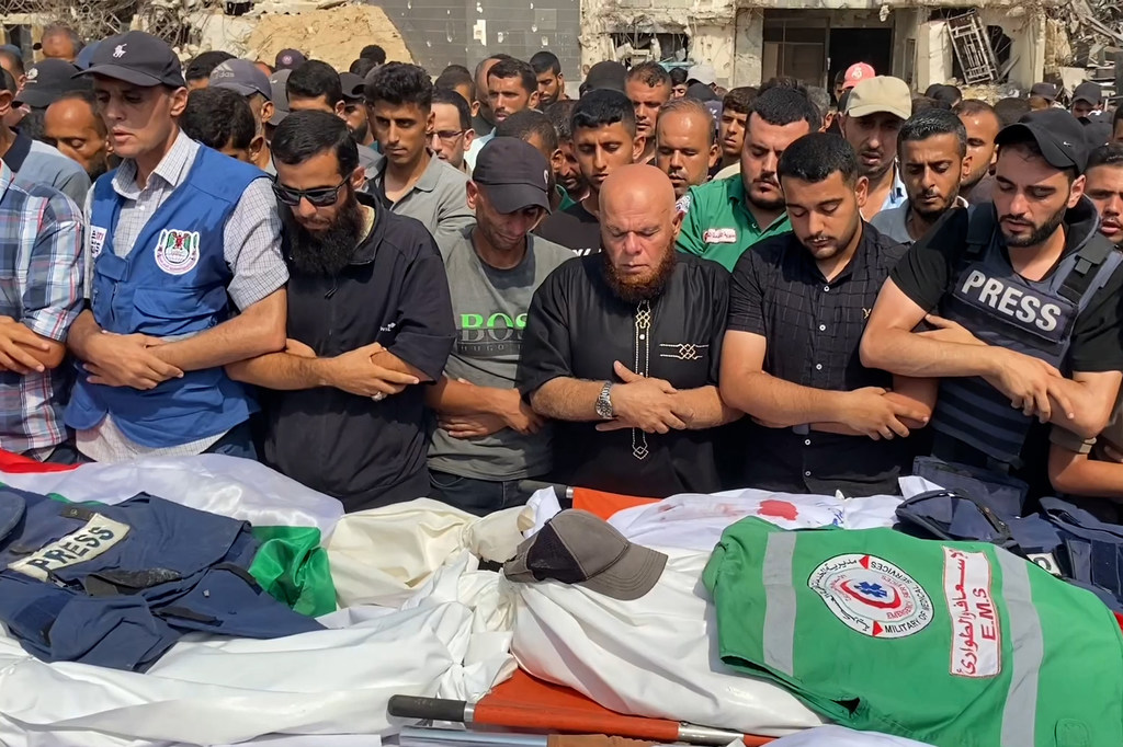 哀悼者为8月10日遭以色列空袭遇害的巴勒斯坦记者举行葬礼祷告。